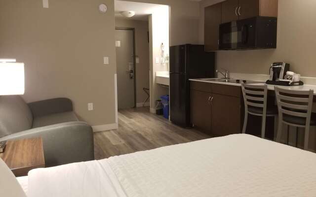 Super 8 by Wyndham Winnipeg West