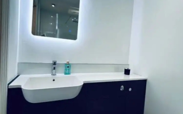 Lodge - Sleeps 18, pet Friendly & Free Parking