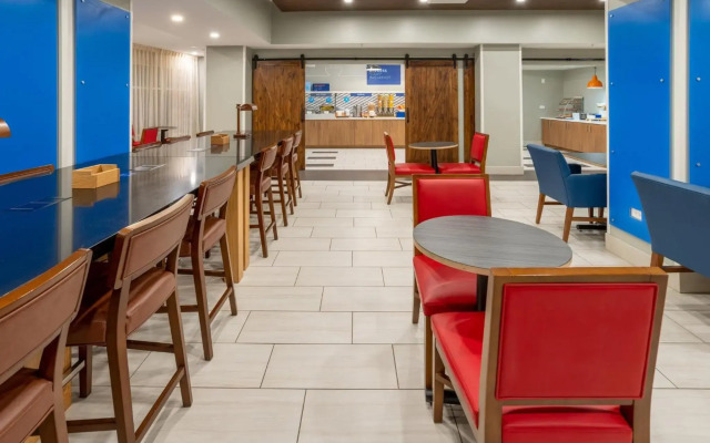 Holiday Inn Express Hotel & Suites Salisbury - Delmar by IHG