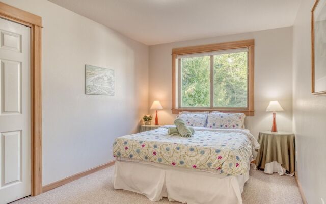 Moon Over Manzanita (MCA 1549)