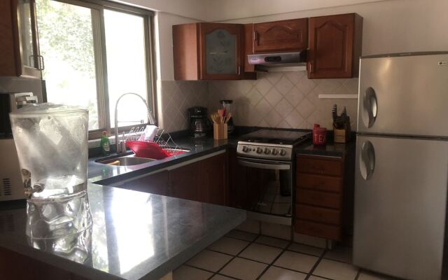 El Jardín De En Medio