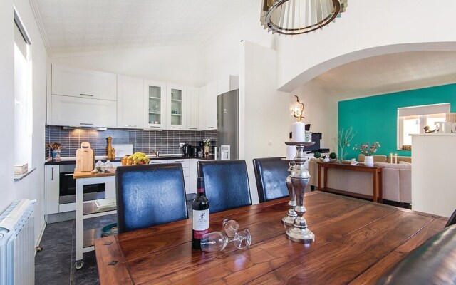 Nice Home in Liznjan With Wifi and 7 Bedrooms