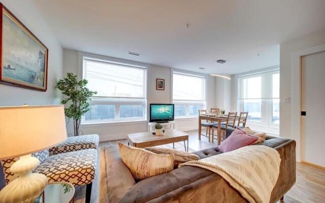 New Luxurious Modern 2BR Condo Sleeps 5 Coffee, AC, WIFI