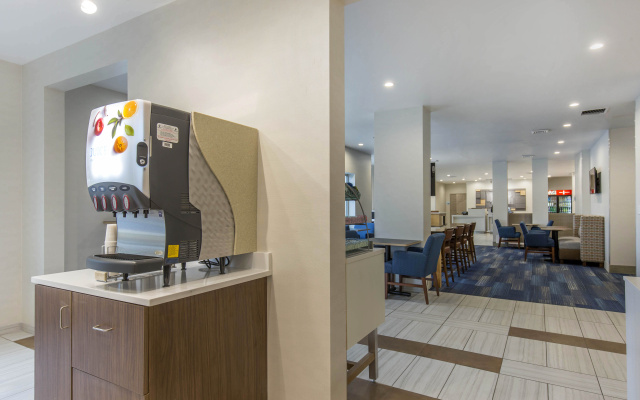 Holiday Inn Express & Suites Chicago West - St Cha