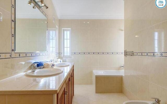 Villa Mikael - Free Wi-Fi - Aircon - Private Pool by bedzy