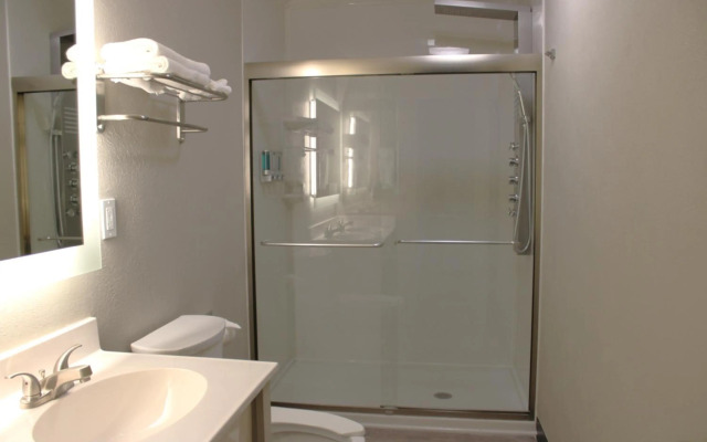 Super 8 By Wyndham Lamar