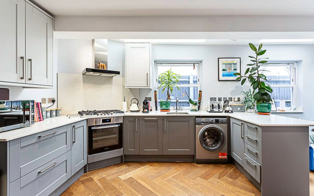 Modern and Spacious Colliers Wood Home