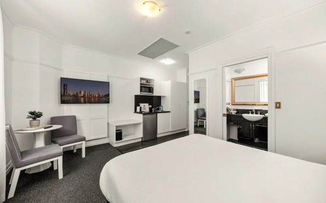 Studio Stay in Brisbane CBD Hotel Building – Guest Rooms – Brisbane
