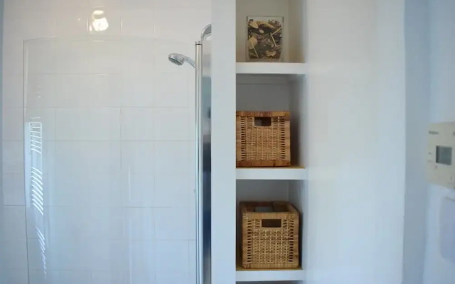 2 Bedroom Flat Near Tower Hill