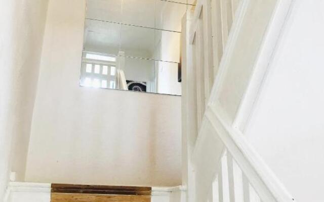 Cosy House Walking distance to Beach Free Parking