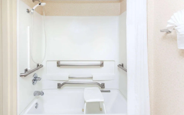 Days Inn & Suites Tucker/Northlake