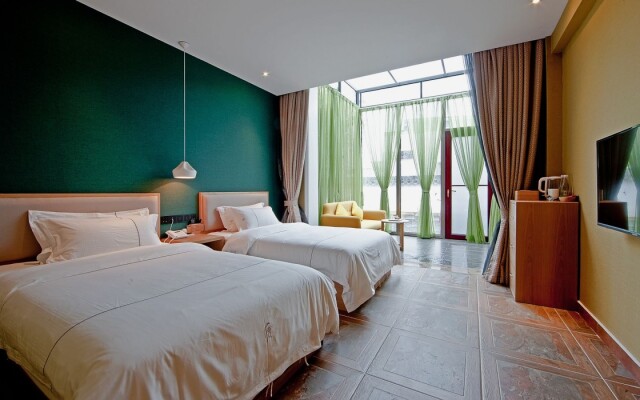 Eaves Art Hotel