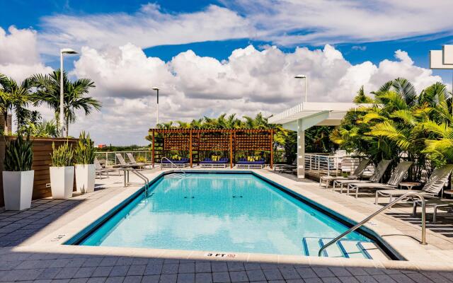 Hang Ten- Large Townhome, lux amenities, parking