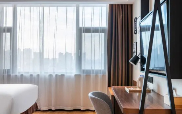 Yilong Anyun Hotel (Wuhan High-speed Rail Station Happy Valley Store)