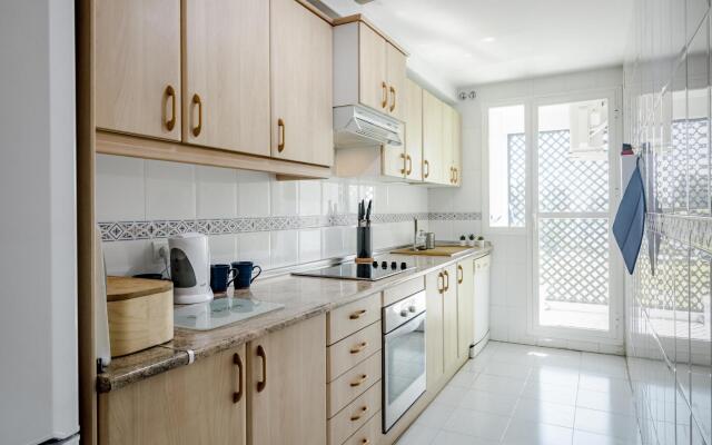 LCR4- Large 3 bed apt close to beach, port