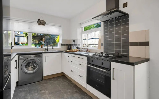 Central Chic - Huge Home - Free Wifi