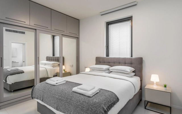 Spacious & Design 2BDR W/ balcony and parking