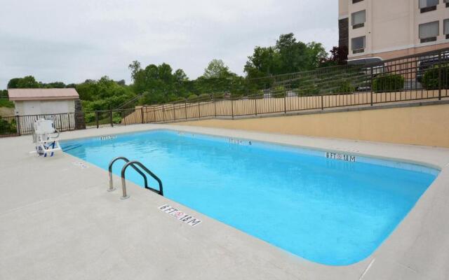 Holiday Inn Express & Suites Greensboro-(I-40 Wendover) by IHG