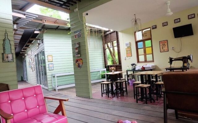 RoomQuest Amphawa Floating Market