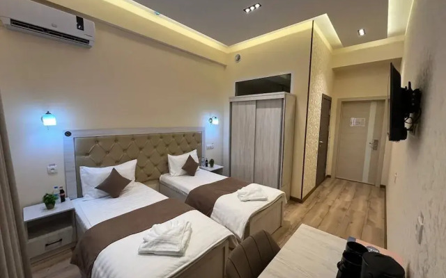 Aks Hotel