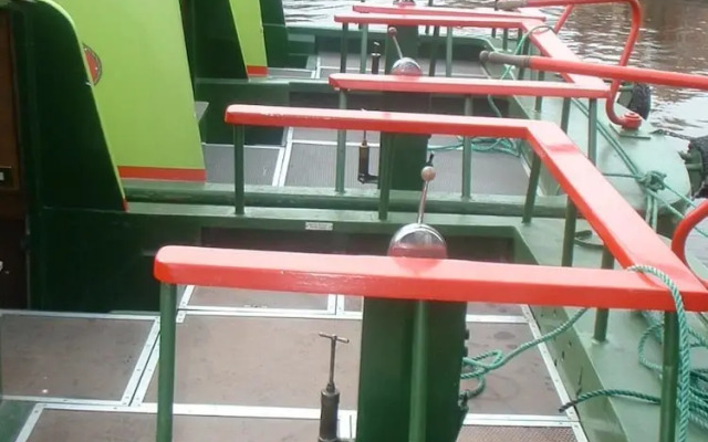 Stone - Boat - Sleeps 6 - Pet Friendly - 85ws