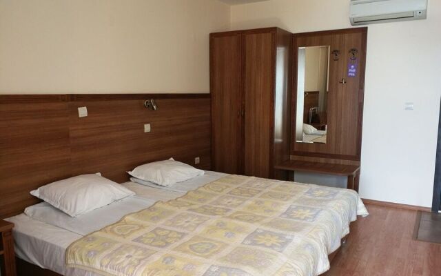 Iris Hotel