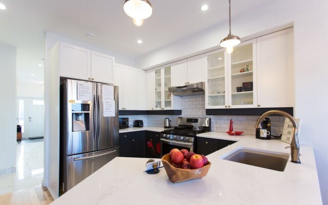 Aurora Deluxe Vacation Guest House