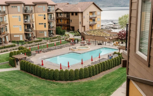 Lakefront Beachfront top Floor Condo w Pool