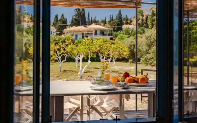 Beach House Steps Away From the sea