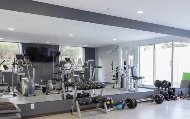 Bright Condo With Gym and Security 24 hrs