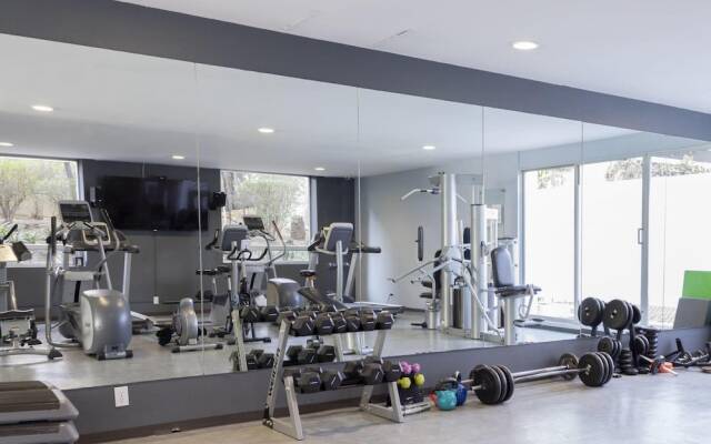 Sunny and Spacious PH Near Santafe Shopping Mall