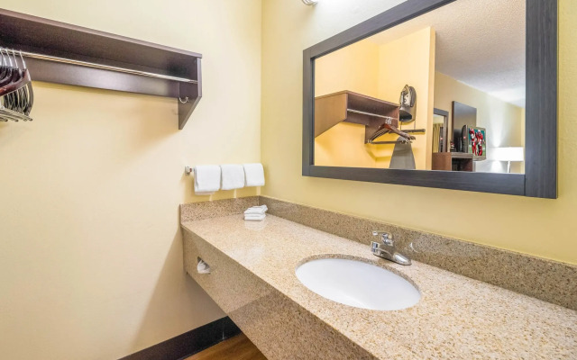 Red Roof Inn Clarksville