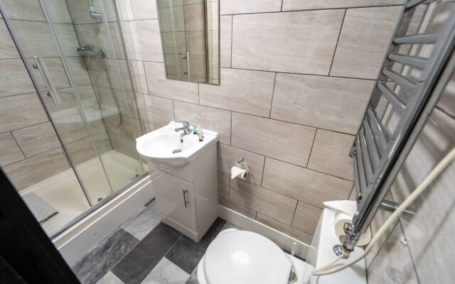 44 North Road Studios Near QE and UOB