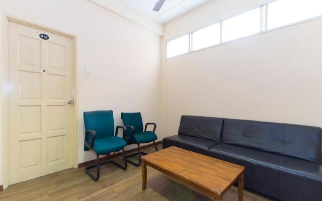 OYO 415 Straits Settlement Inn