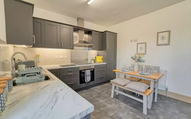 Host Stay Upper Tything Apartment