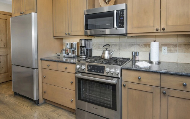 814 Eagle Dr. 4 Bedroom Home by RedAwning