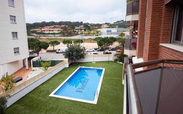 Two bedroom stylish studio, 5 minutes walk from the beach