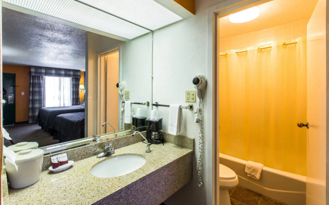 Econo Lodge Inn & Suites