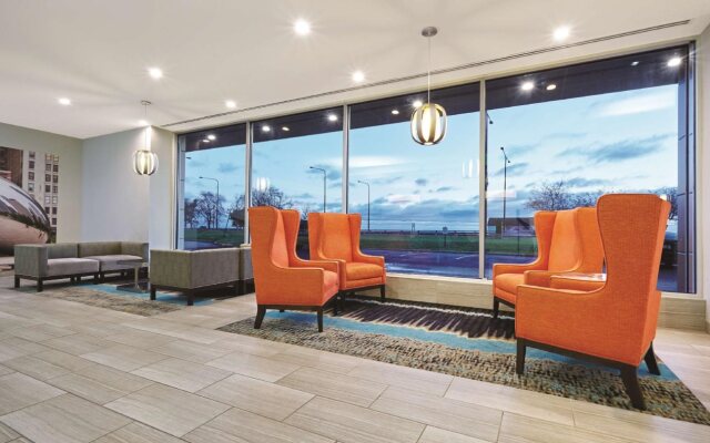 La Quinta Inn & Suites by Wyndham Chicago - Lake Shore