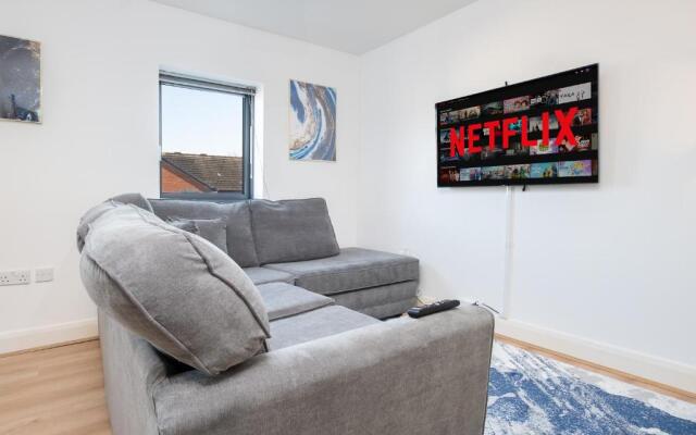 2 Bed Family Apt w/BALCONY & PARKING! ☆ FREE NETFLIX - With 50 Inch Smart TV, FREE NETFLIX & WIFI - Birmingham City Centre, By 02 Academy, Cube & Mailbox