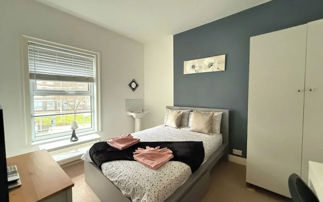 Spacious 6BR Property with Parking