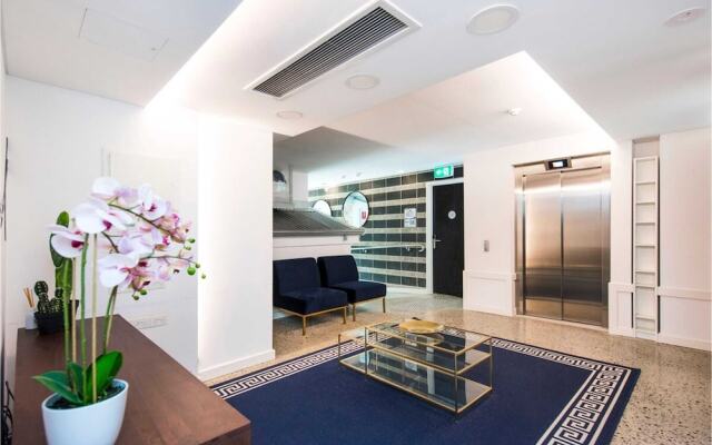 Modern Room With Rooftop Terrace Located Centrally