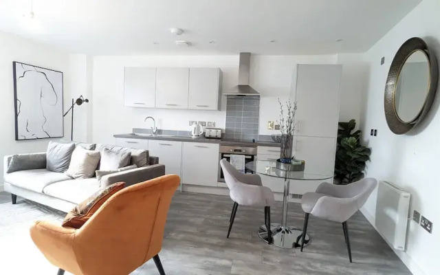 Modern 1 Bed Apt - 15 Mins to Solihull Centre