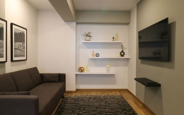 w Perfect 3BR With Balcony in Miraflores