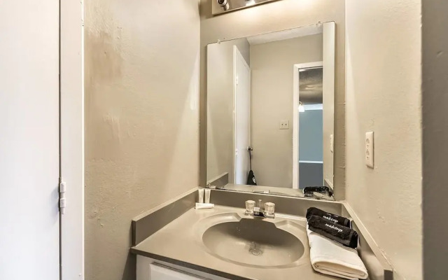 University Suite + Pool + Gym