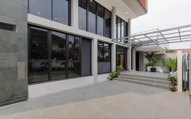 Urbanview Hotel Puri Indah