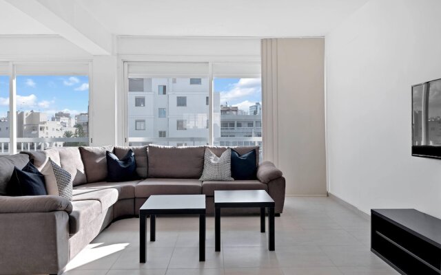 Phaedrus Living: Romanou Modern City Center Flat