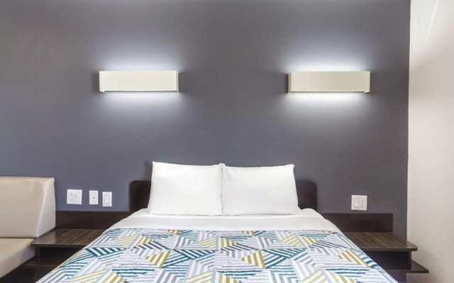 Motel 6 Laredo, TX - Airport