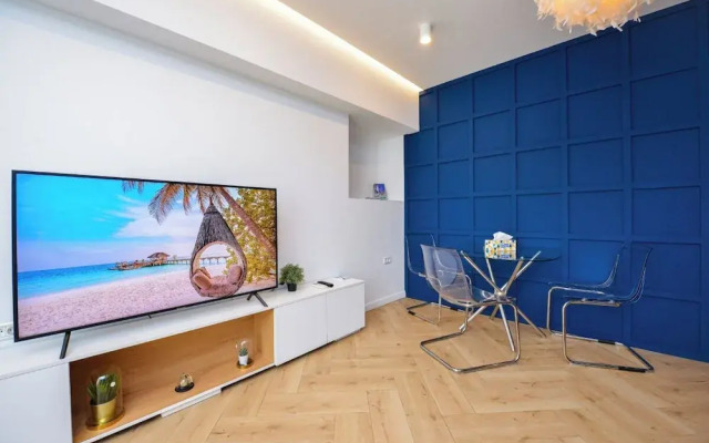 Blue Moon - One Bedroom - Romana Square