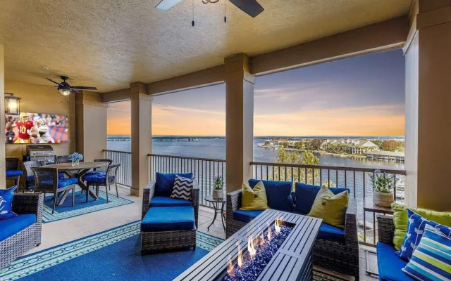 Luxury Waterfront Condo W/pool & Views!